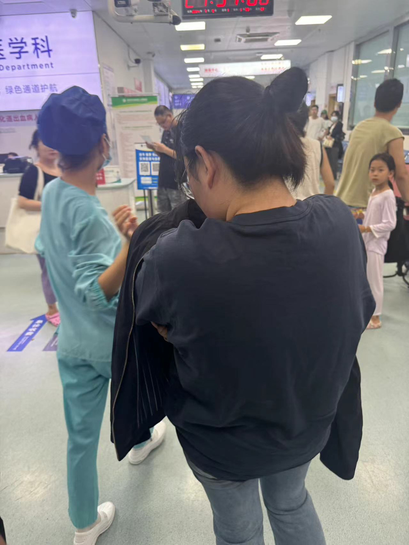 幼童跌落摔到头部，龙岗铁骑紧急送医救治