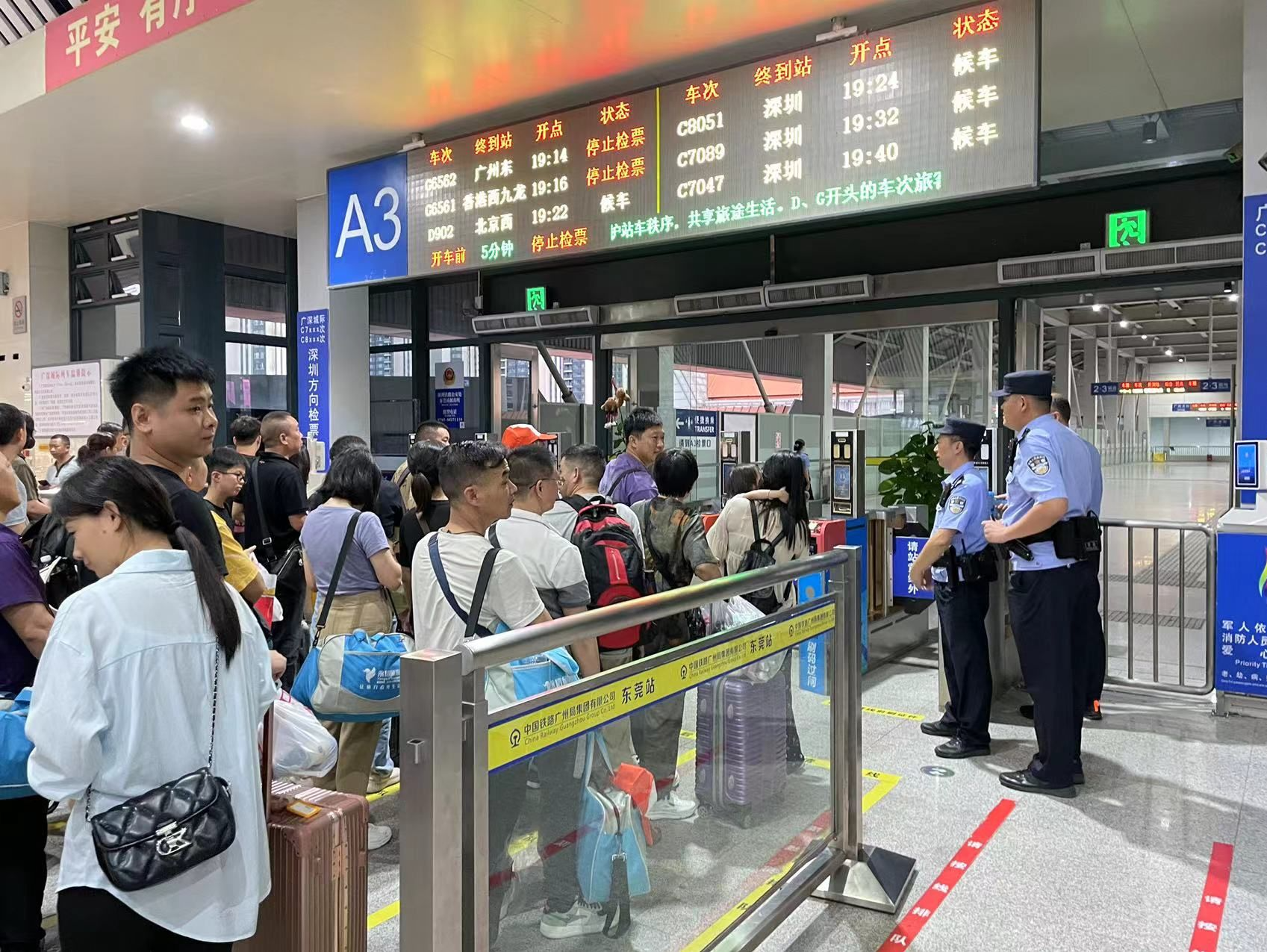 铁路暑运拉开帷幕，深铁公安加大警力投入守护旅客出行安全