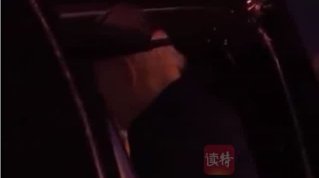 拜登确诊新冠后，被拍到“挣扎”20秒上不了车