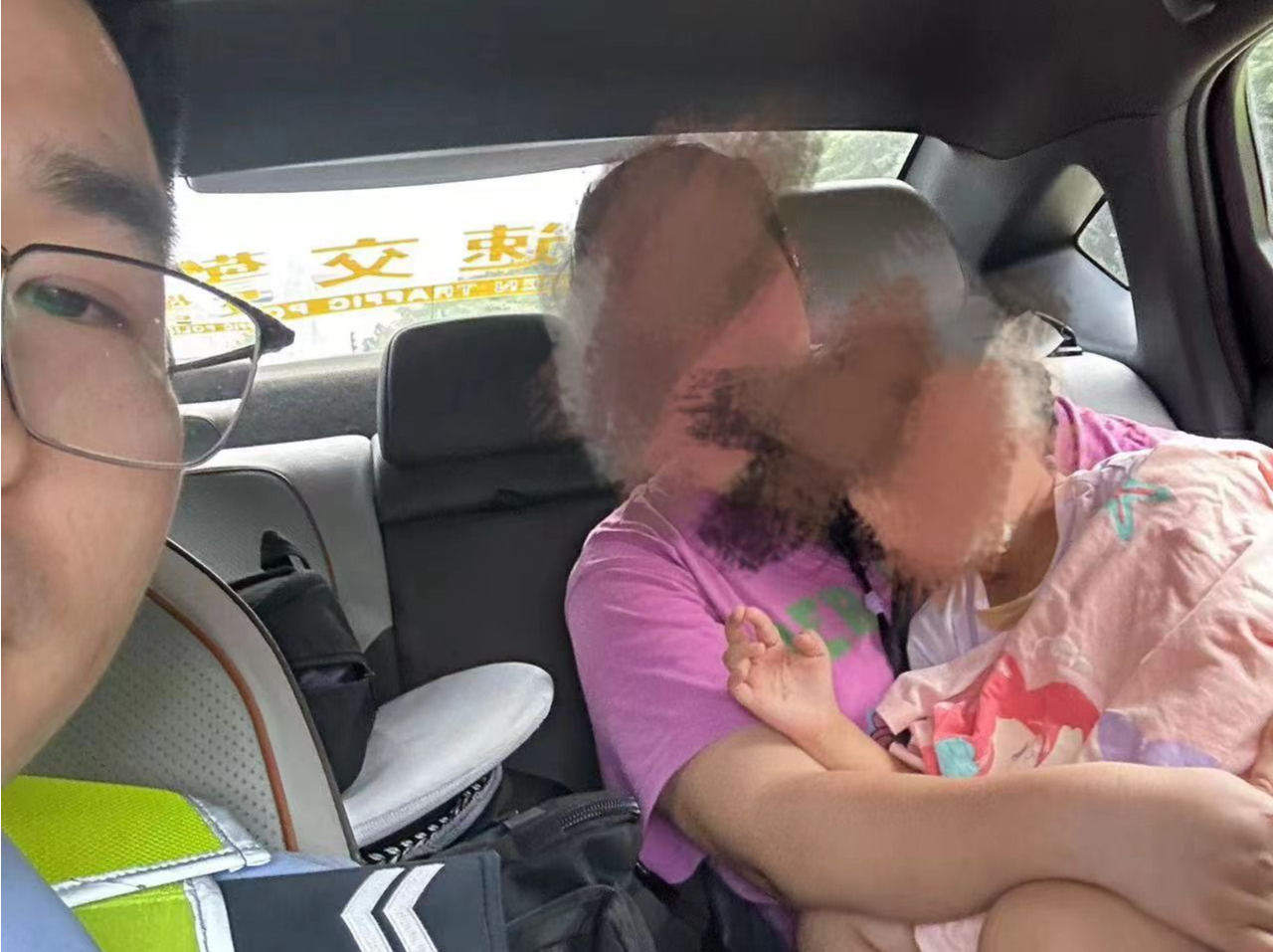女童下巴受伤急需缝针，深圳交警协力送医