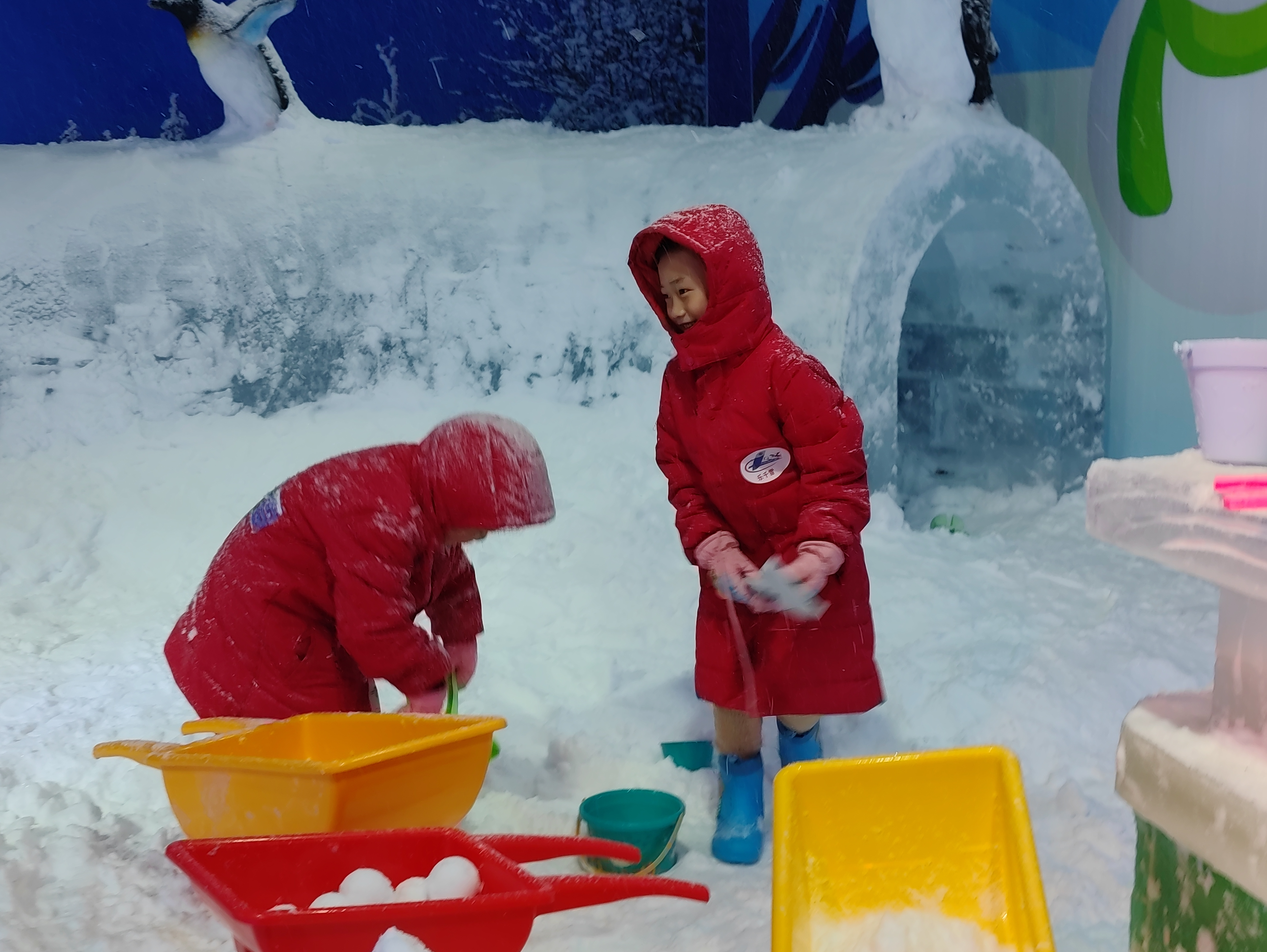 深汕产业协作引来企业落户，汕头市民足不出“市”酷暑感受冰雪体验