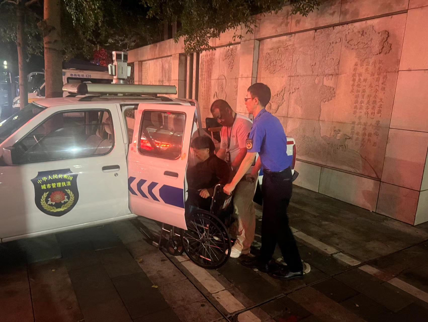 暖心救助！南园街道综合行政执法队助力打造有温度街区
