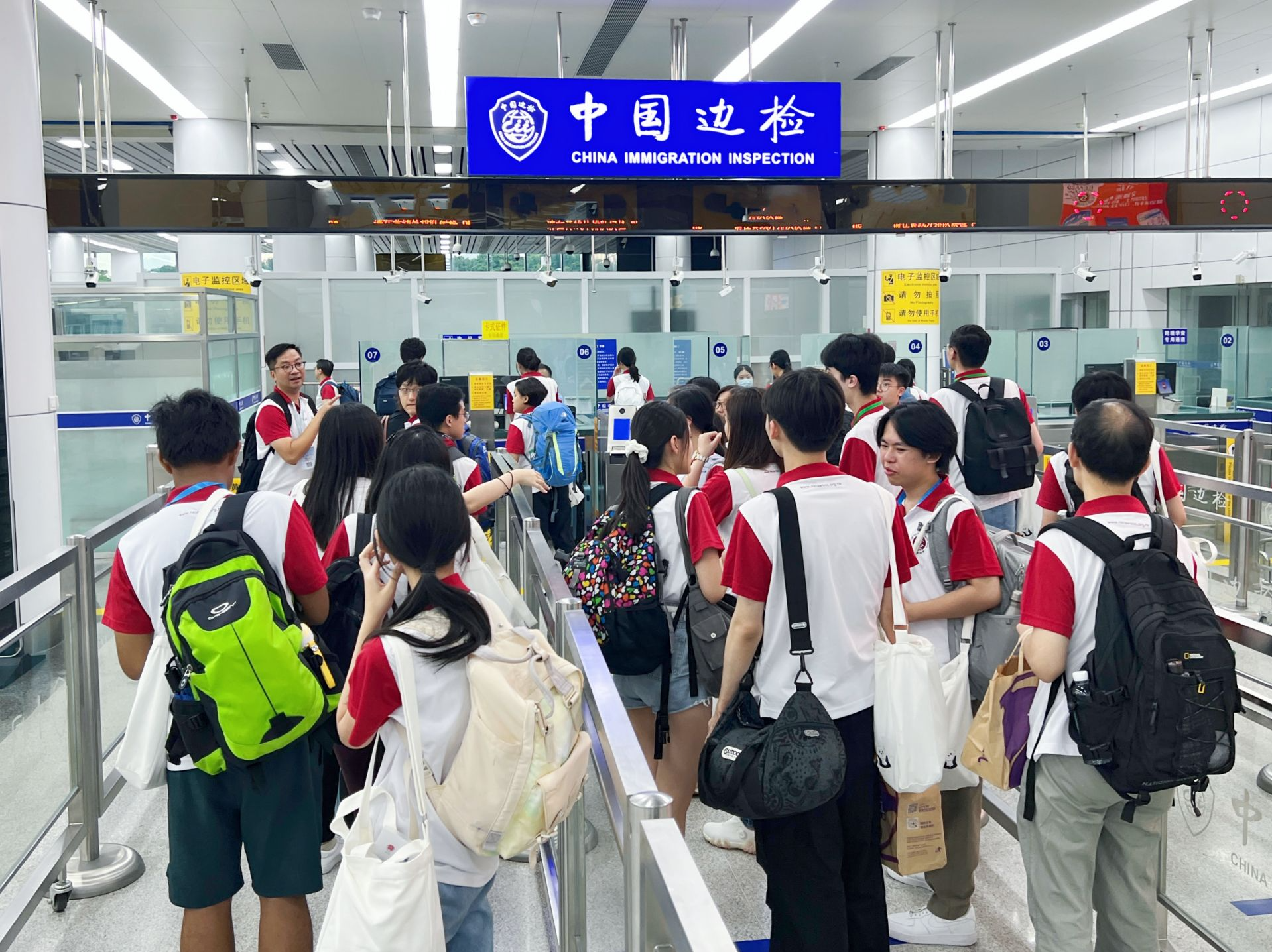 文锦渡边检站为大湾区青少年识法交流团提供优质通关服务