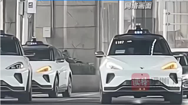 萝卜快跑变身武汉“马路判官”  网友：专治超雄司机  