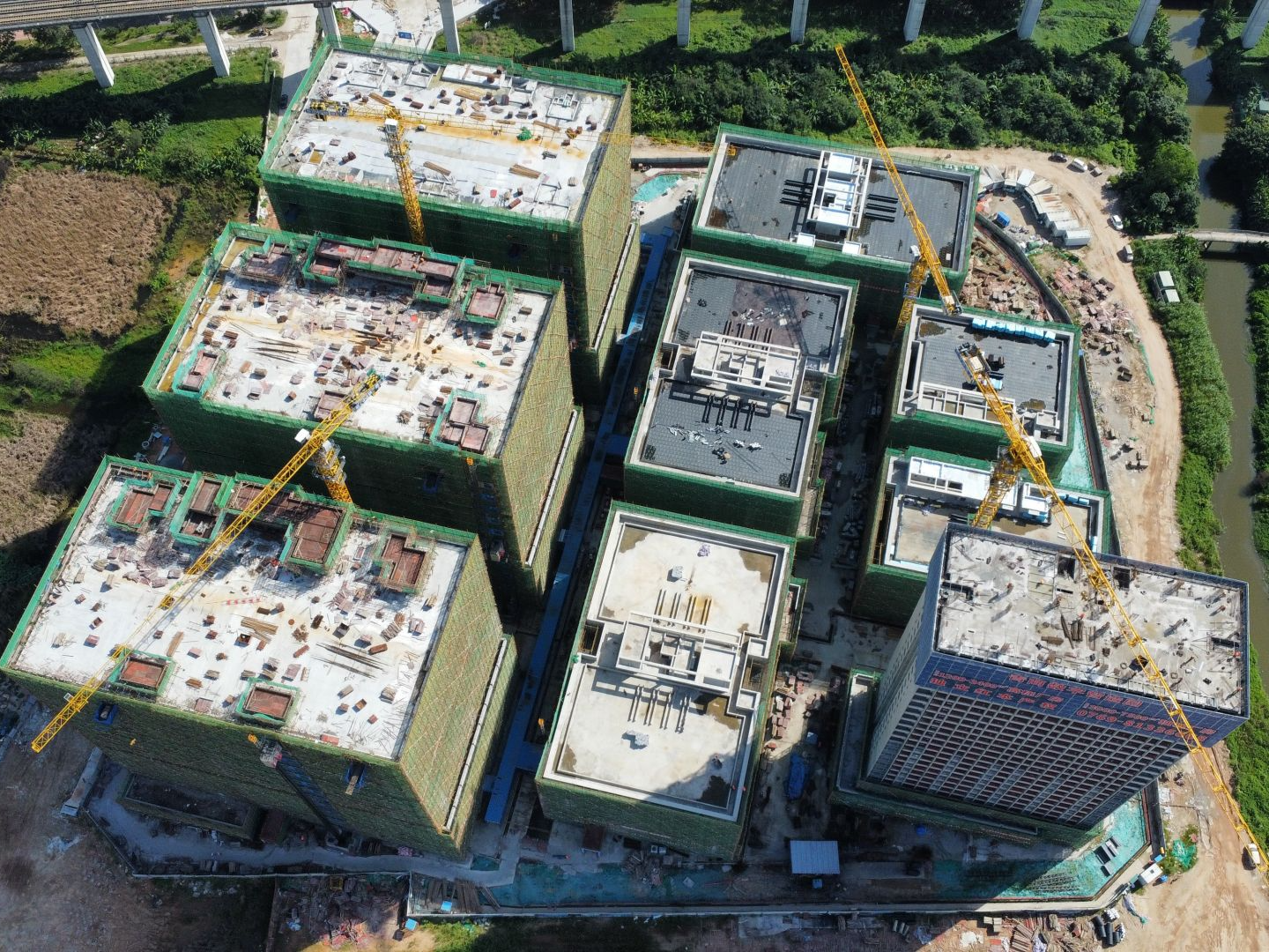 粤港澳大湾区青商组织联盟数字制造中心主体结构全面封顶