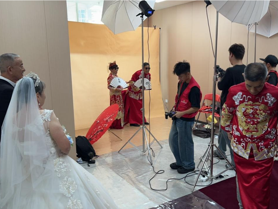 西丽街道麻磡社区举办“时光印记，爱的见证”公益婚纱照活动