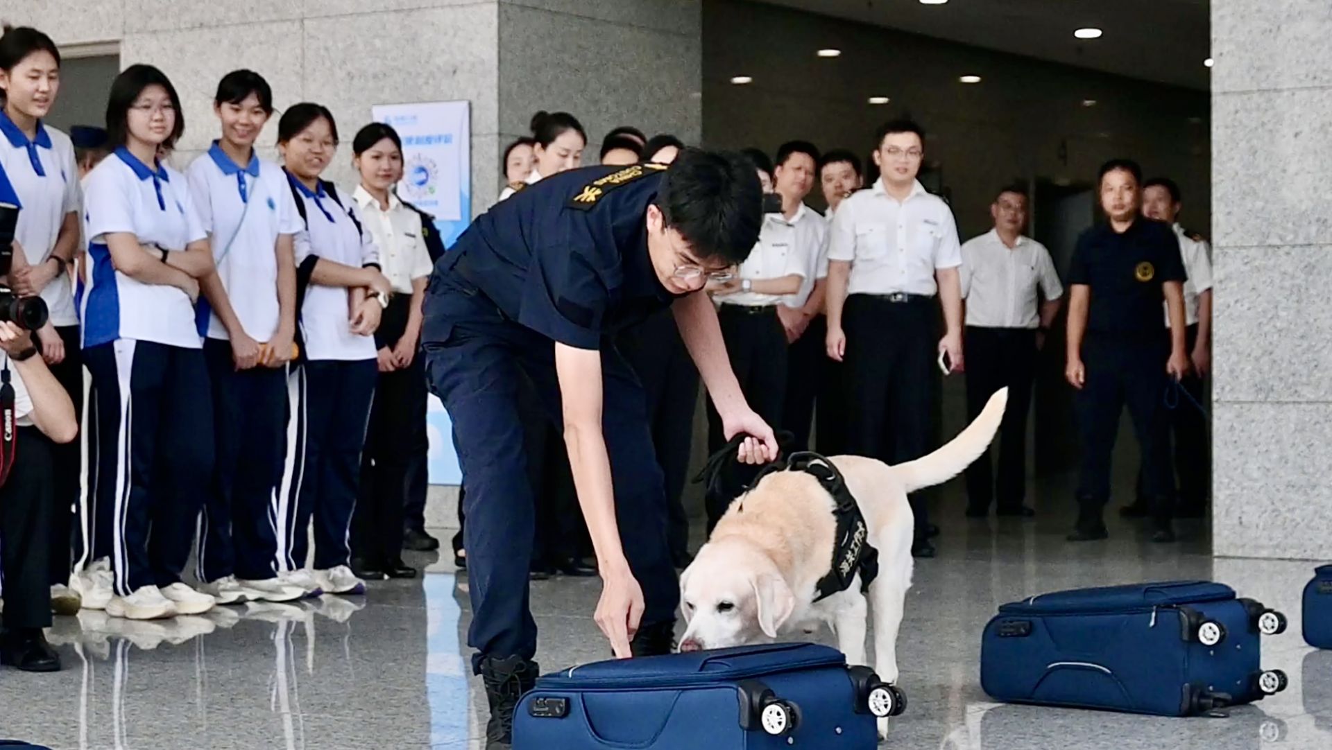 “走进海关，筑梦国门” 皇岗海关开放日邀请深圳高中生沉浸式体验工作日常