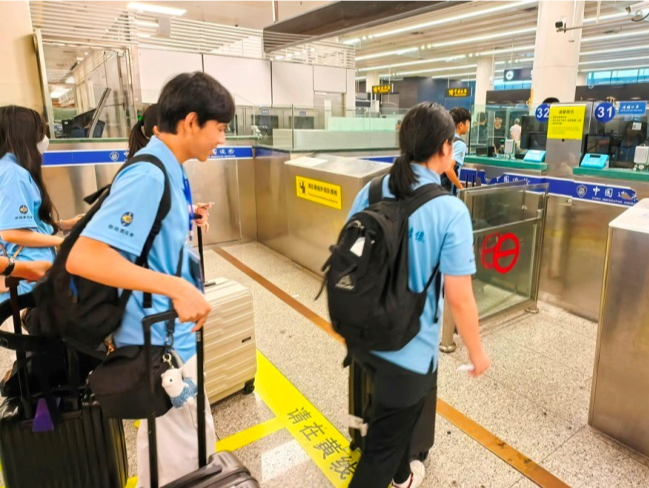 皇岗边检站为第十六届香港杯外交知识竞赛参访团返港提供高效通关服务