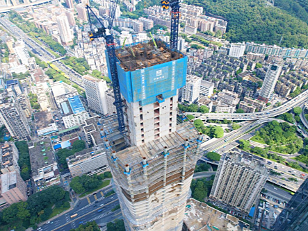 深圳在建第一高楼：高温下的坚守与攀升