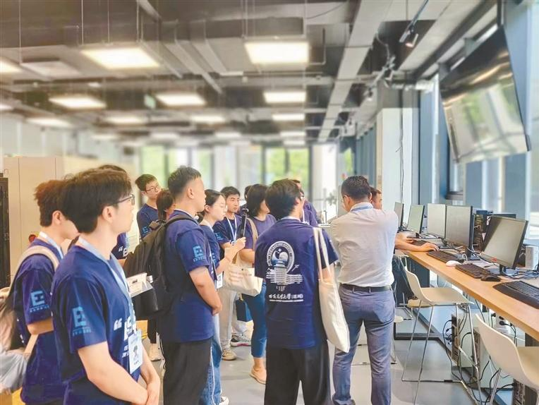 这些高校教师的暑期“很深圳”：到企业备课 去车间取经