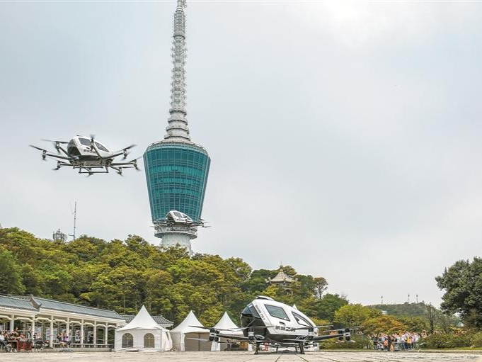 “深圳之巅”极目 “湾区之光”打卡