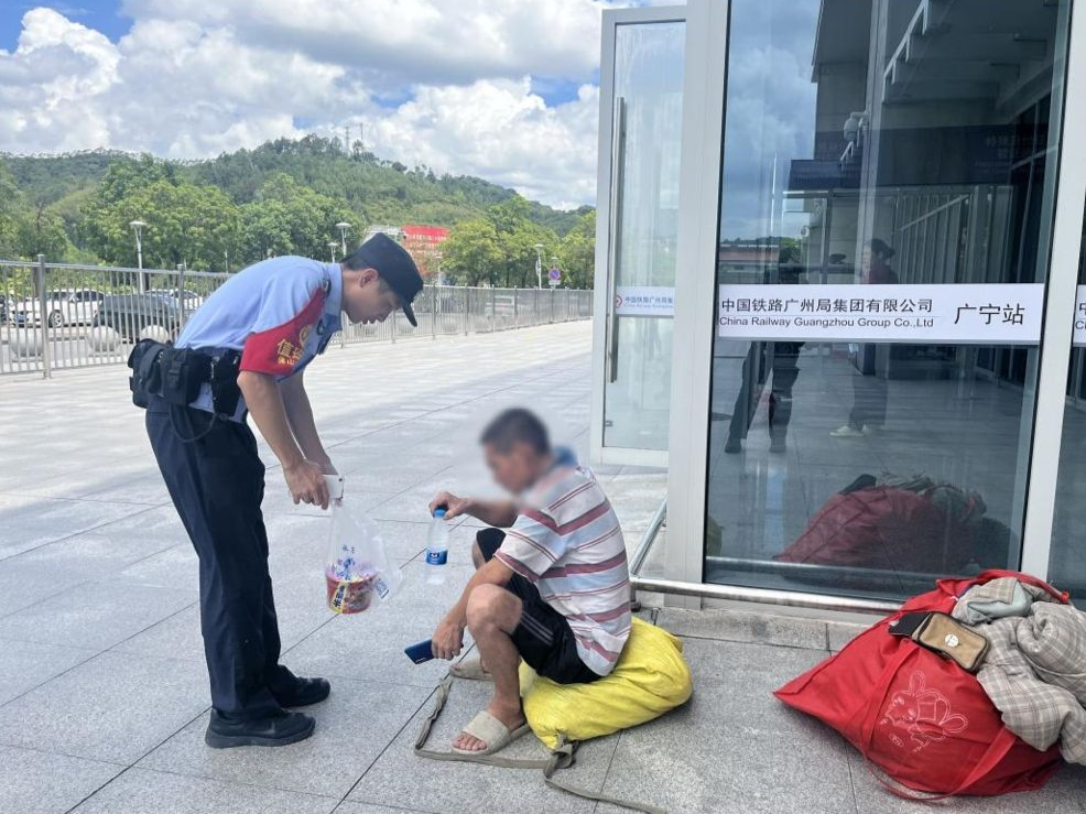 暖心！广宁高铁站民警为外来务工旅客解困