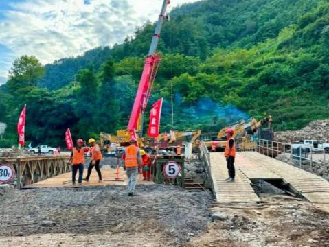 四川汉源山洪泥石流灾害受损公路已全部抢通