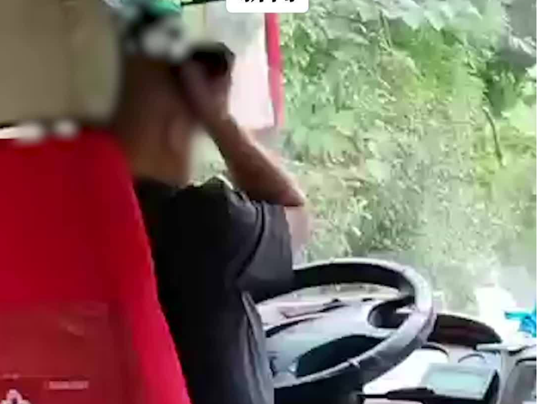 客运司机开车时剃头，官方通报：顶格处理！