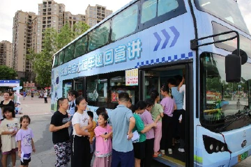 广东省交通安全大篷车开进中山小榄