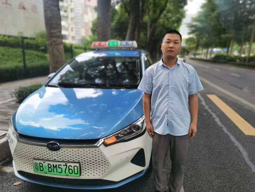 男子路边意外受伤，热心“的哥”紧急送医