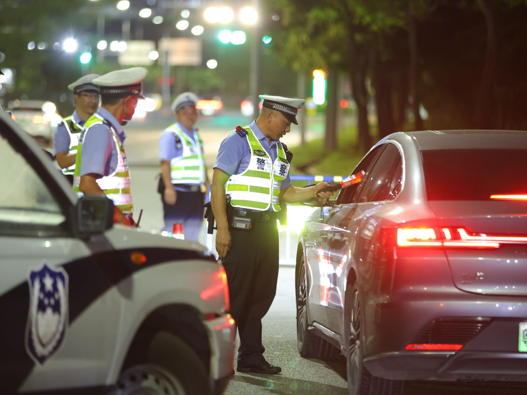 浓浓“警色”点亮平安灯，深圳公安在全市开展夏夜治安巡查宣防集中统一行动