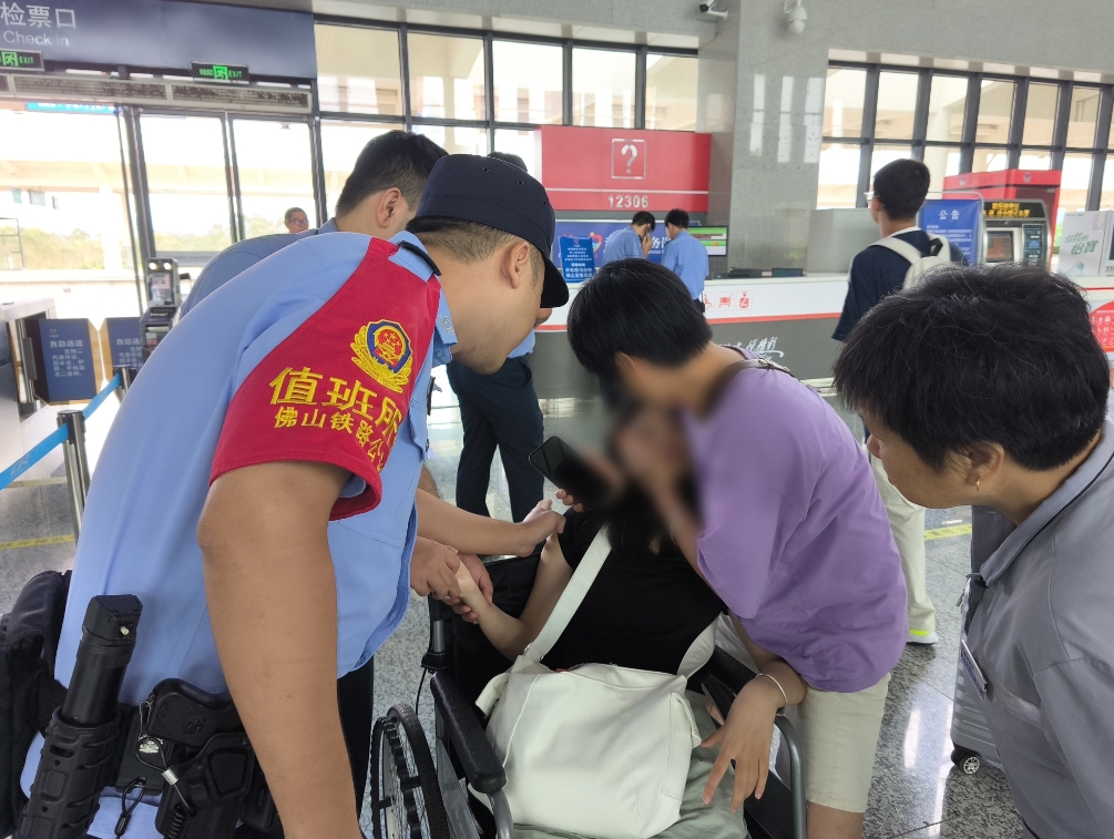 高铁站台女孩低血糖晕倒，铁警紧急救助送医