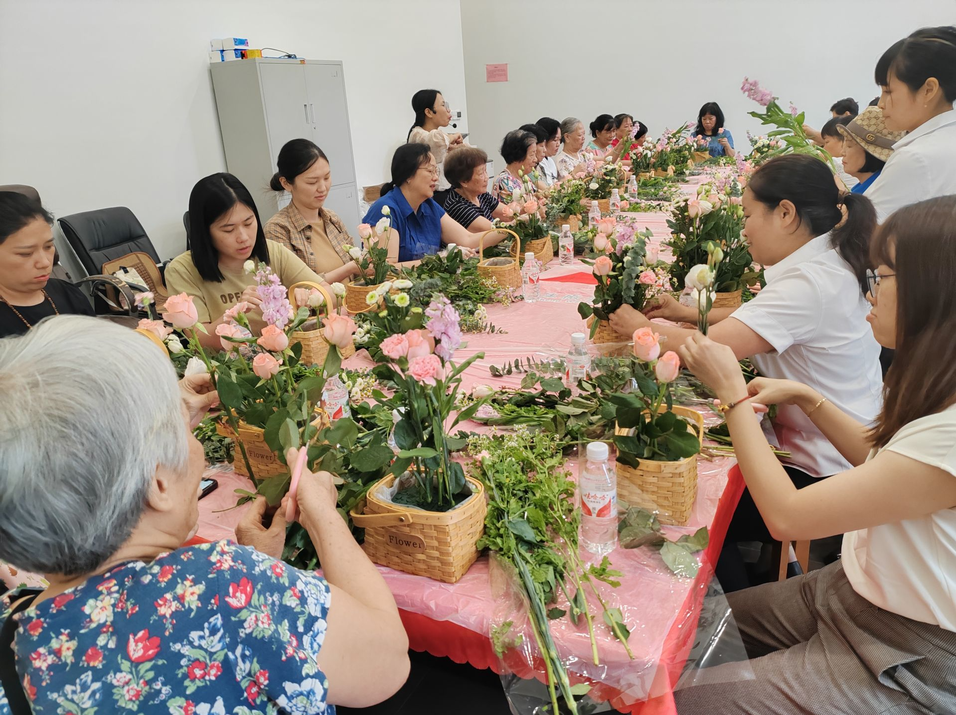 南山街道南光社区开展花艺DIY活动