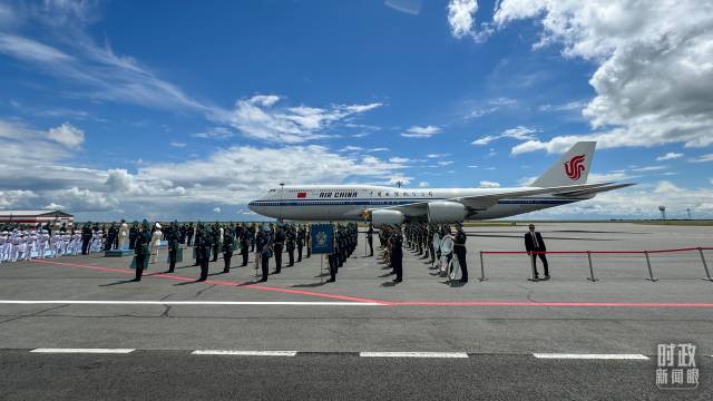 习主席乘专机抵达阿斯塔纳。（总台央视记者郁振一拍摄）