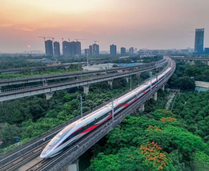 本周末粤湘两省将加开动车组列车64列，其中夜间高铁22列