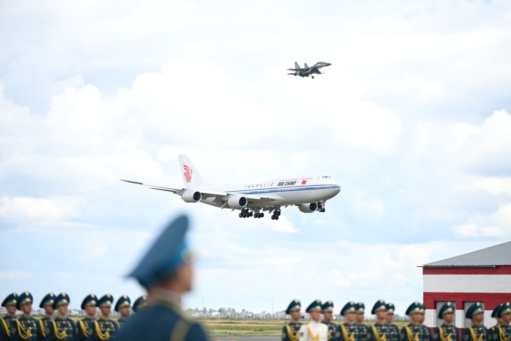习近平抵达阿斯塔纳 出席上海合作组织成员国元首理事会第二十四次会议并对哈萨克斯坦进行国事访问