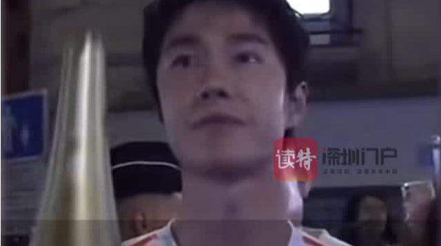 青年演员王一博正式参与巴黎奥运会火炬传递
