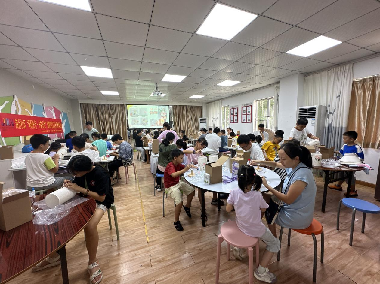 招商街道海月社区举办“环保先行·分类无忧”废物变宝压花台灯制作活动