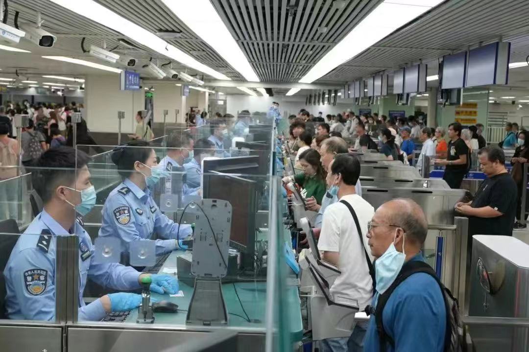 罗湖口岸上半年出入境旅客超3000万 连续四次刷新客流新高