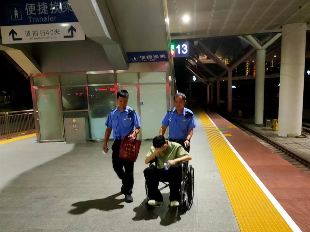 深圳北站接连上演旅客生命紧急救助
