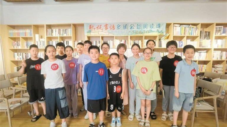 龙华作家赴江西上饶播撒阅读种子 第二届“秋妮书语”广丰公益阅读行圆满结束