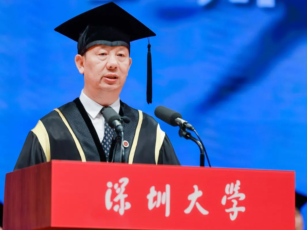 “今天不喝鸡汤”！深大校长又玩新梗，这次给毕业生送了把“剑”和4个字