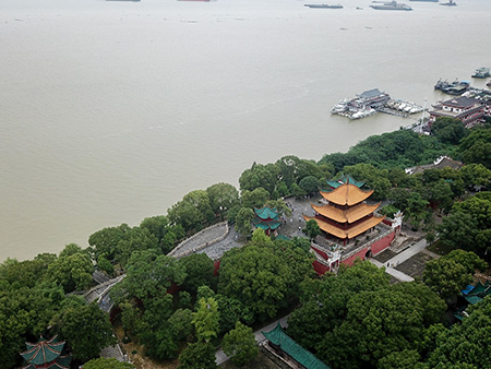 华容县洞庭湖一线堤防发生决堤险情