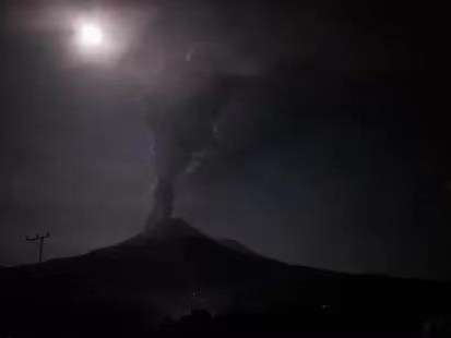 印尼勒沃托洛火山喷发 火山口半径3公里内禁止人员活动