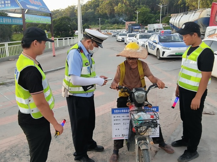 黄江交警携手交通志愿者及义警队伍开展交通安全文明劝导活动