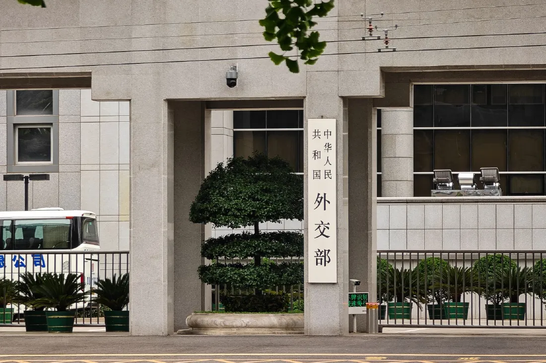 外交部：敦促日方老老实实收回错误言论