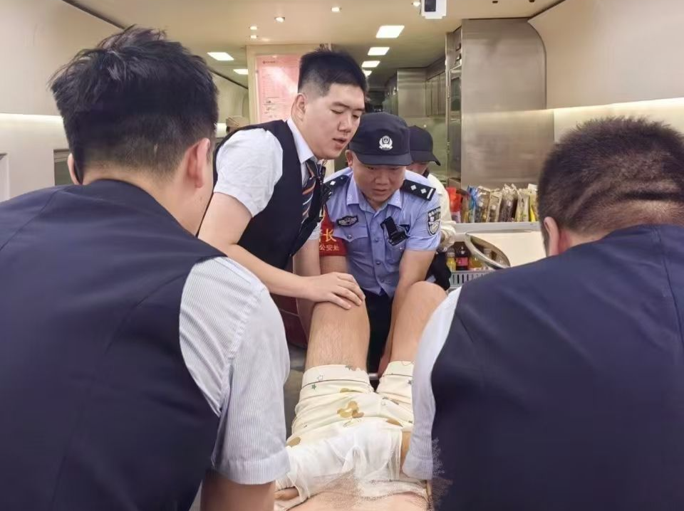 患者乘高铁赴外地手术，深圳铁警暖心护送