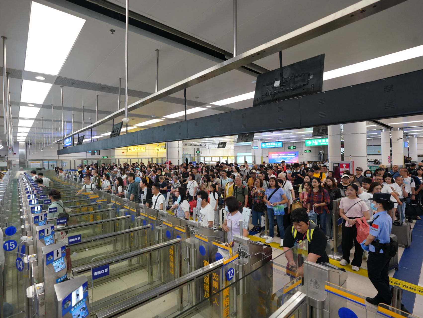 暑期尾声热度不减，深圳湾口岸单日查验量首破16万人次
