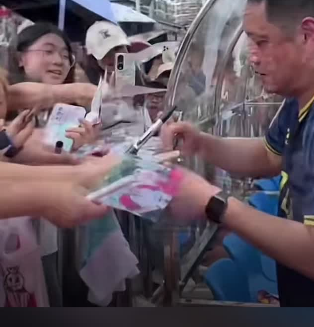 邱贻可率队参加村超 粉丝应援口号响遍现场 拿他和莎莎合照要签名
