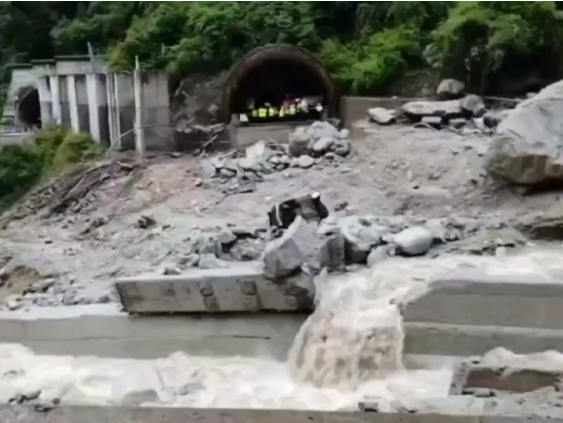 四川康定山洪泥石流造成一村庄2人遇难 12人失联 | 持续关注
