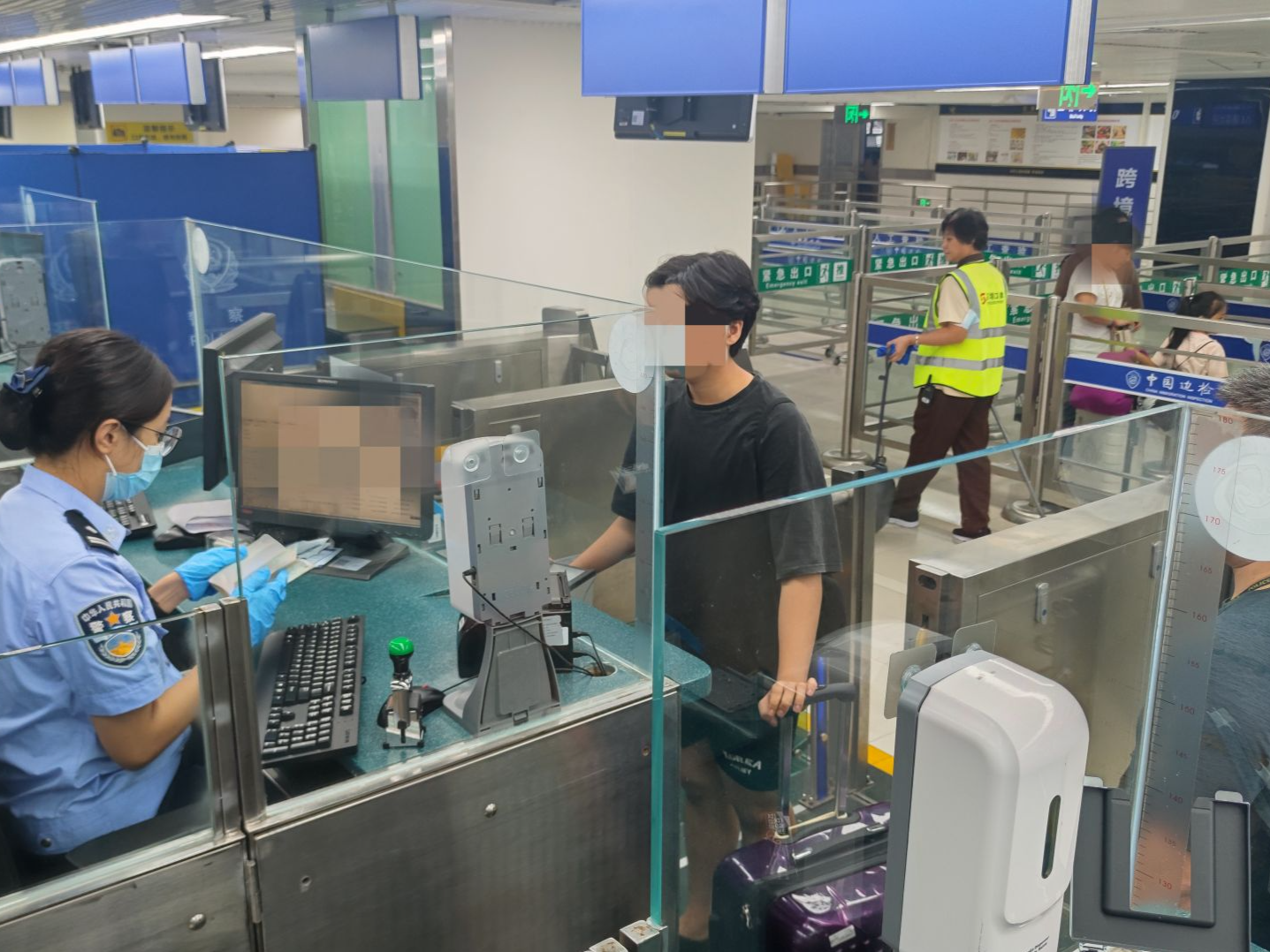 为省机票钱，3名外籍大学生涂改临时入境许可被查获