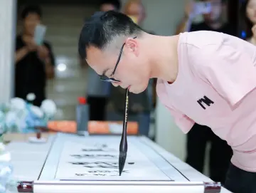 十佳爱心人物 | 何子龙：以残疾之躯书写奋斗人生的自强青年