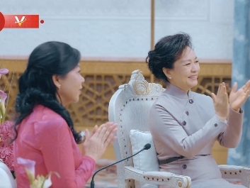 彭丽媛同越共中央总书记、国家主席夫人吴芳璃茶叙