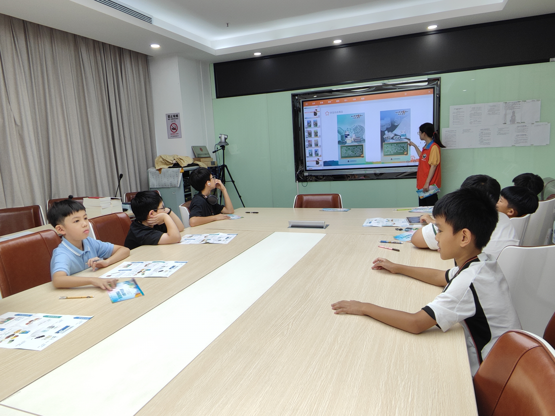 桂园街道新围社区开展青少年毒品预防教育课堂