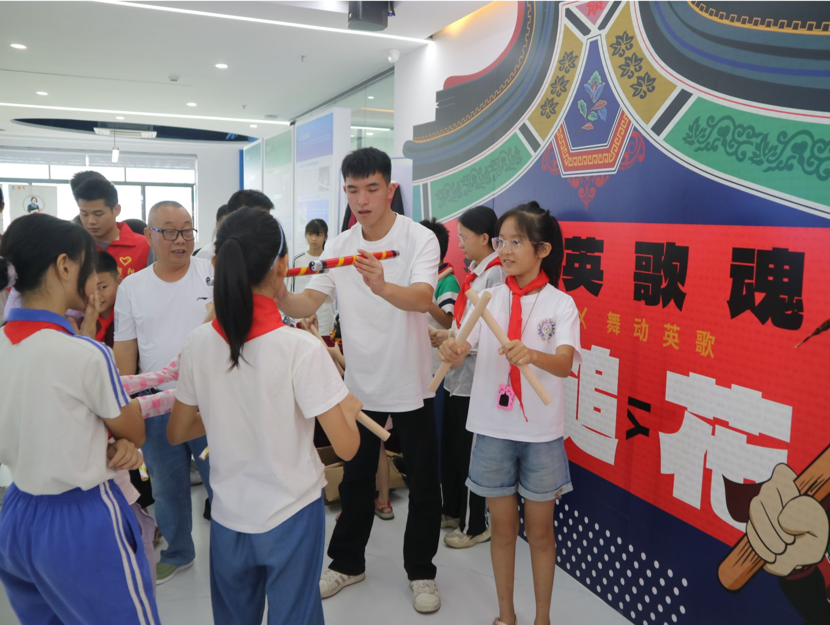 汕头潮阳英歌、剪纸等非遗文化走进深圳龙华，推动两地文旅交流合作