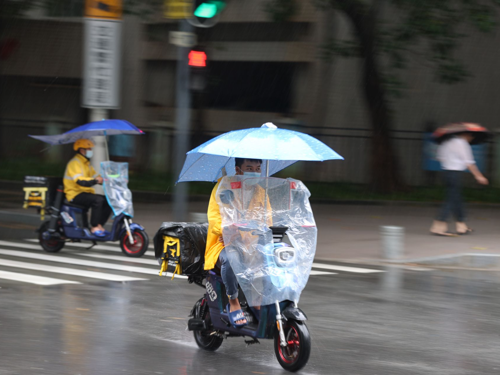 坪山和龙岗共4个街道迎来暴雨 高温天气易触发局地强对流天气