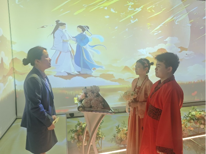 市民政局首创沉浸式婚姻颁证活动，让新人感受“中式浪漫”