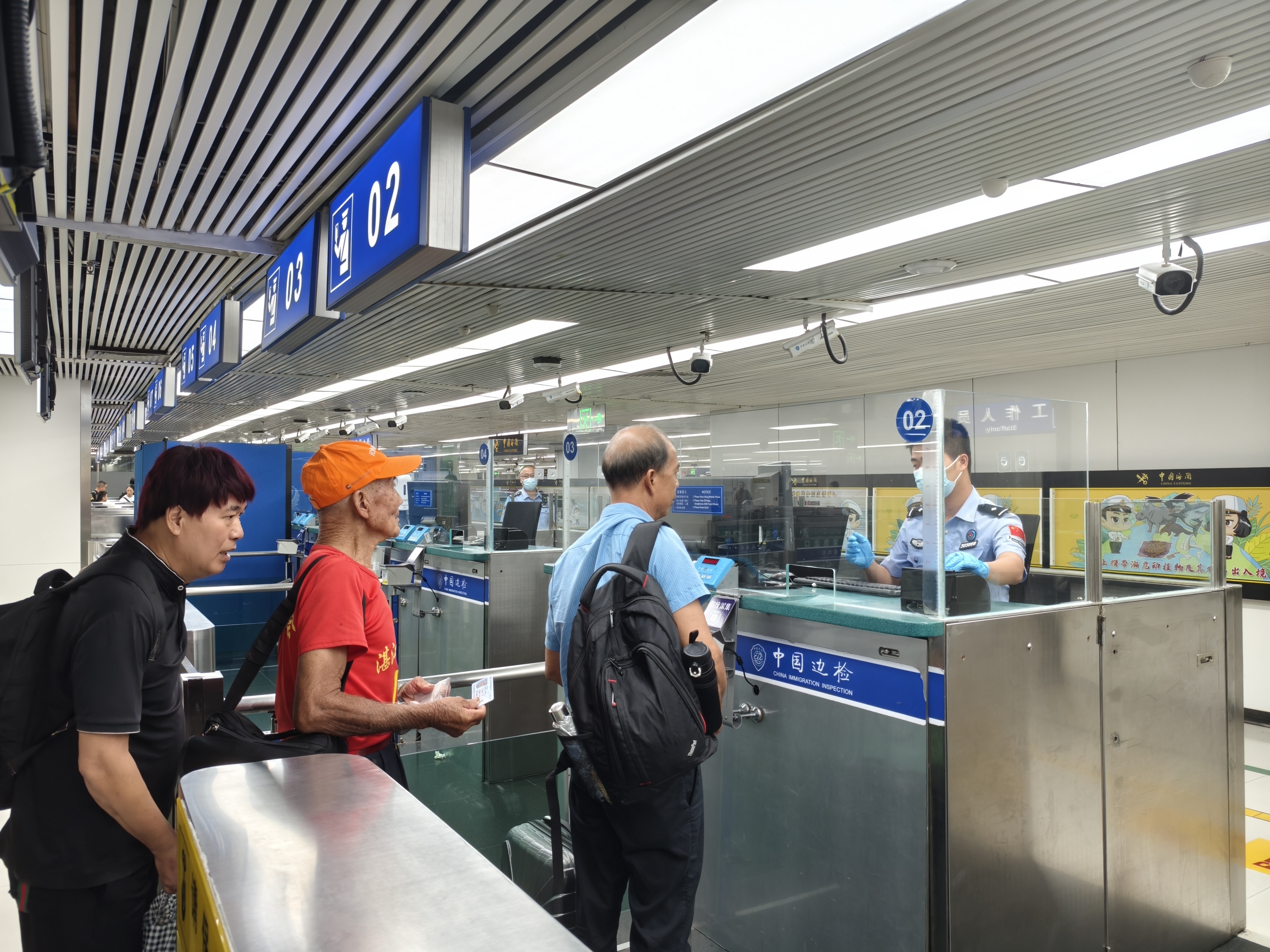 罗湖边检助力赴港参赛武术团体高效通关