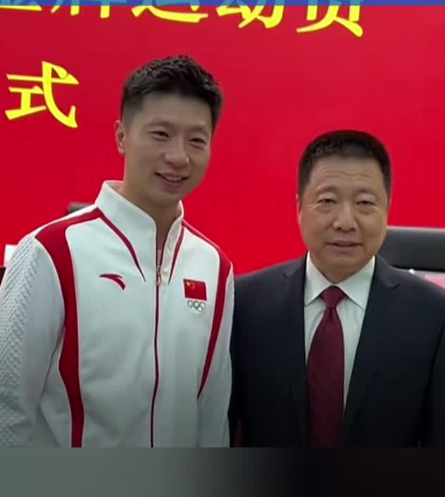 
跨界联动，不同岗位，同样英雄。杨利伟与马龙现场合影