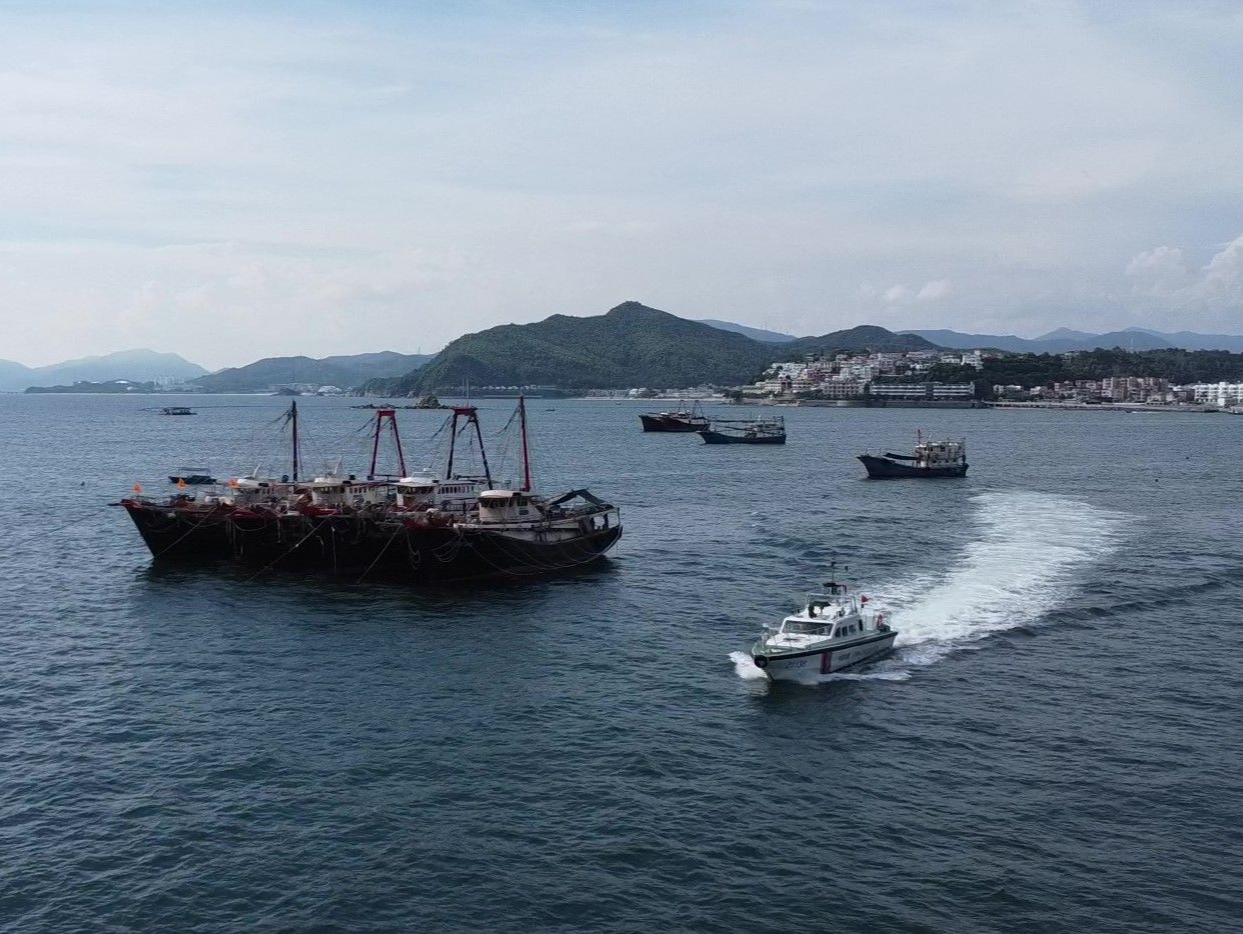 深圳海警为渔民开渔保驾护航